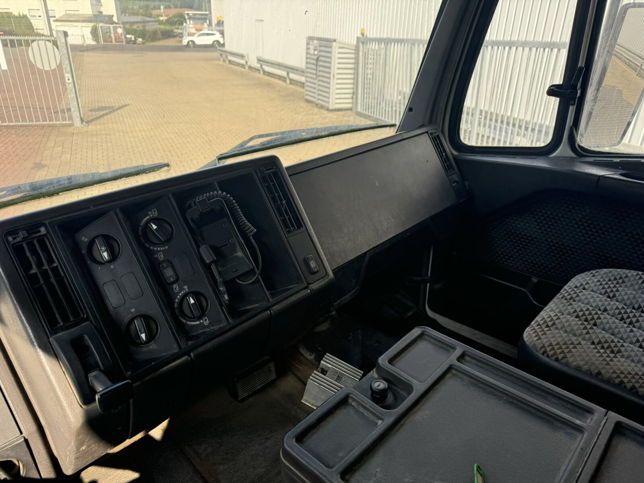 Mercedes-Benz SK 1827L 4x2 SK 1827L 4x2 - Bortu kravas automašīna/ Platforma: foto 3 Mercedes-Benz SK 1827L 4x2 SK 1827L 4x2 - Bortu kravas automašīna/ Platforma: foto 3