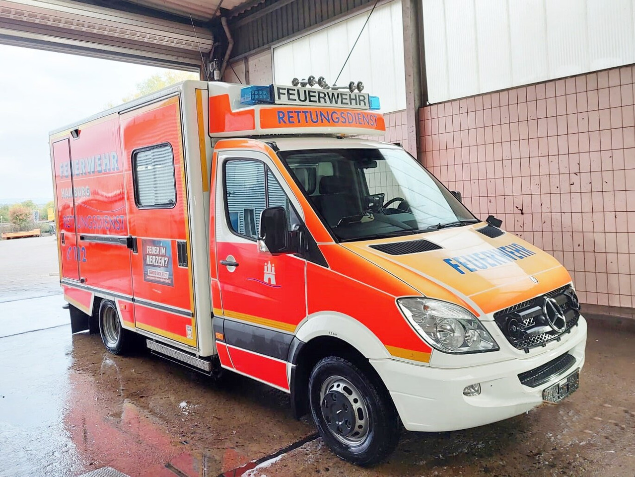 Mercedes-Benz Sprinter 515 CDI 4x2 Sprinter 515 CDI 4x2, Rettungswagen, Retarder - Ugunsdzēsēju mašīna: foto 2 Mercedes-Benz Sprinter 515 CDI 4x2 Sprinter 515 CDI 4x2, Rettungswagen, Retarder - Ugunsdzēsēju mašīna: foto 2
