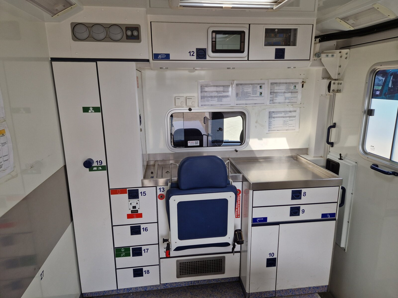 Ātrās palīdzības mašīna Mercedes-Benz Sprinter 516 CDI 4x2 Sprinter 516 CDI 4x2, Rettungswagen: foto 6