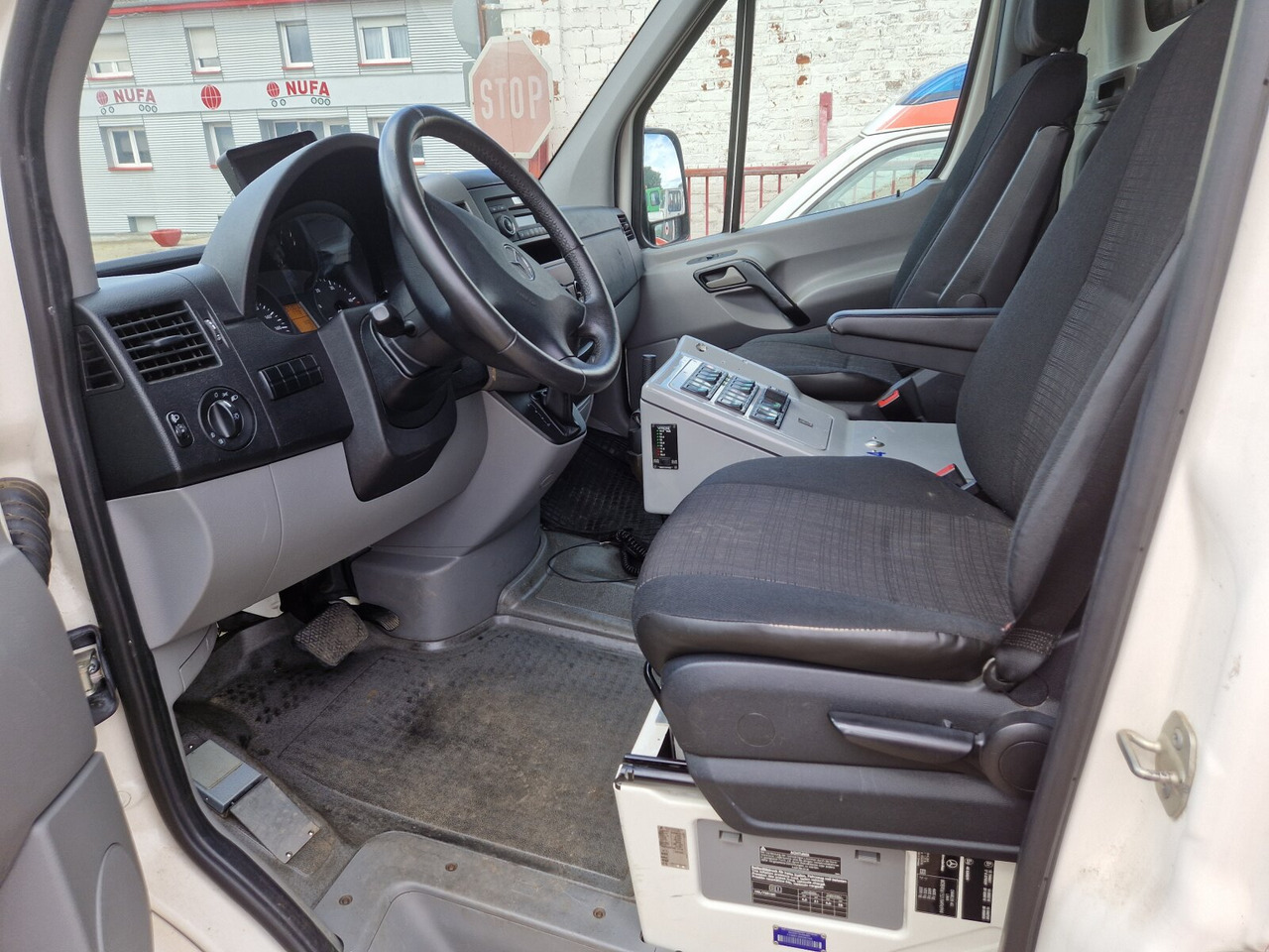 Ātrās palīdzības mašīna Mercedes-Benz Sprinter 516 CDI 4x2 Sprinter 516 CDI 4x2, Rettungswagen: foto 12
