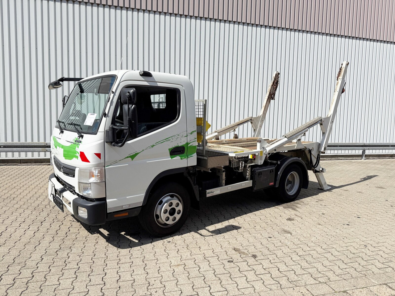 Mitsubishi Canter Fuso 7C15 4x2 Canter Fuso 7C15 4x2, Tele-Absetzer, Vereiterbar bis 10m³ - Būvgružu konteineru vedējs: foto 1 Mitsubishi Canter Fuso 7C15 4x2 Canter Fuso 7C15 4x2, Tele-Absetzer, Vereiterbar bis 10m³ - Būvgružu konteineru vedējs: foto 1