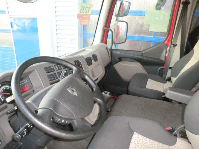 Interior photo 1: Kravas automašīna ar slēgto virsbūvi Renault Midlum 220 DXi 4x2 Midlum 220 DXi   4x2Getränkekoffer TÜV:2019