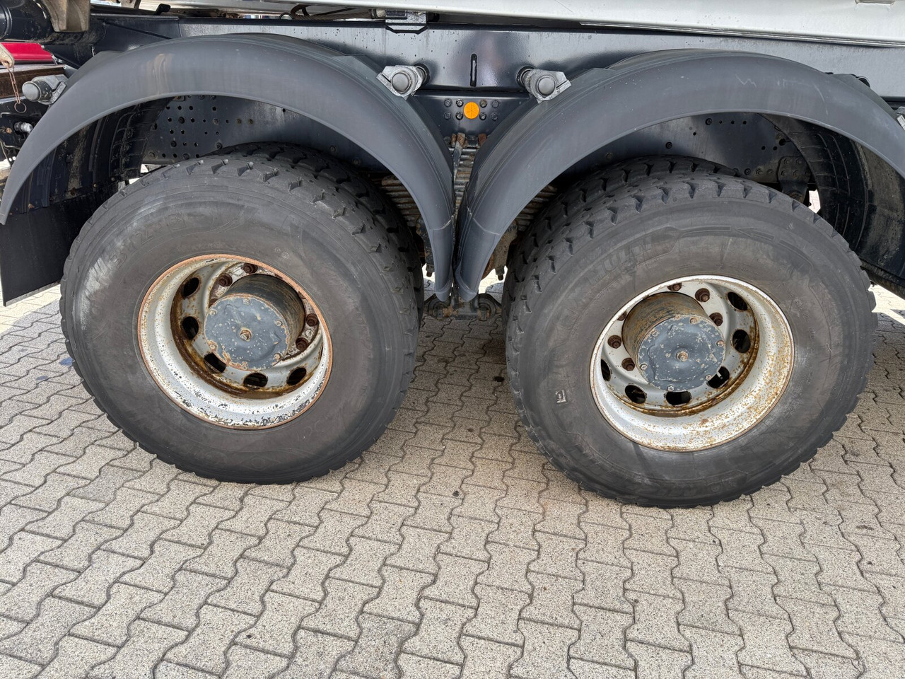Trakker AD410T45W 8x8 Trakker AD410T45W 8x8 - Kravas automašīna pašizgāzējs: foto 3 Trakker AD410T45W 8x8 Trakker AD410T45W 8x8 - Kravas automašīna pašizgāzējs: foto 3