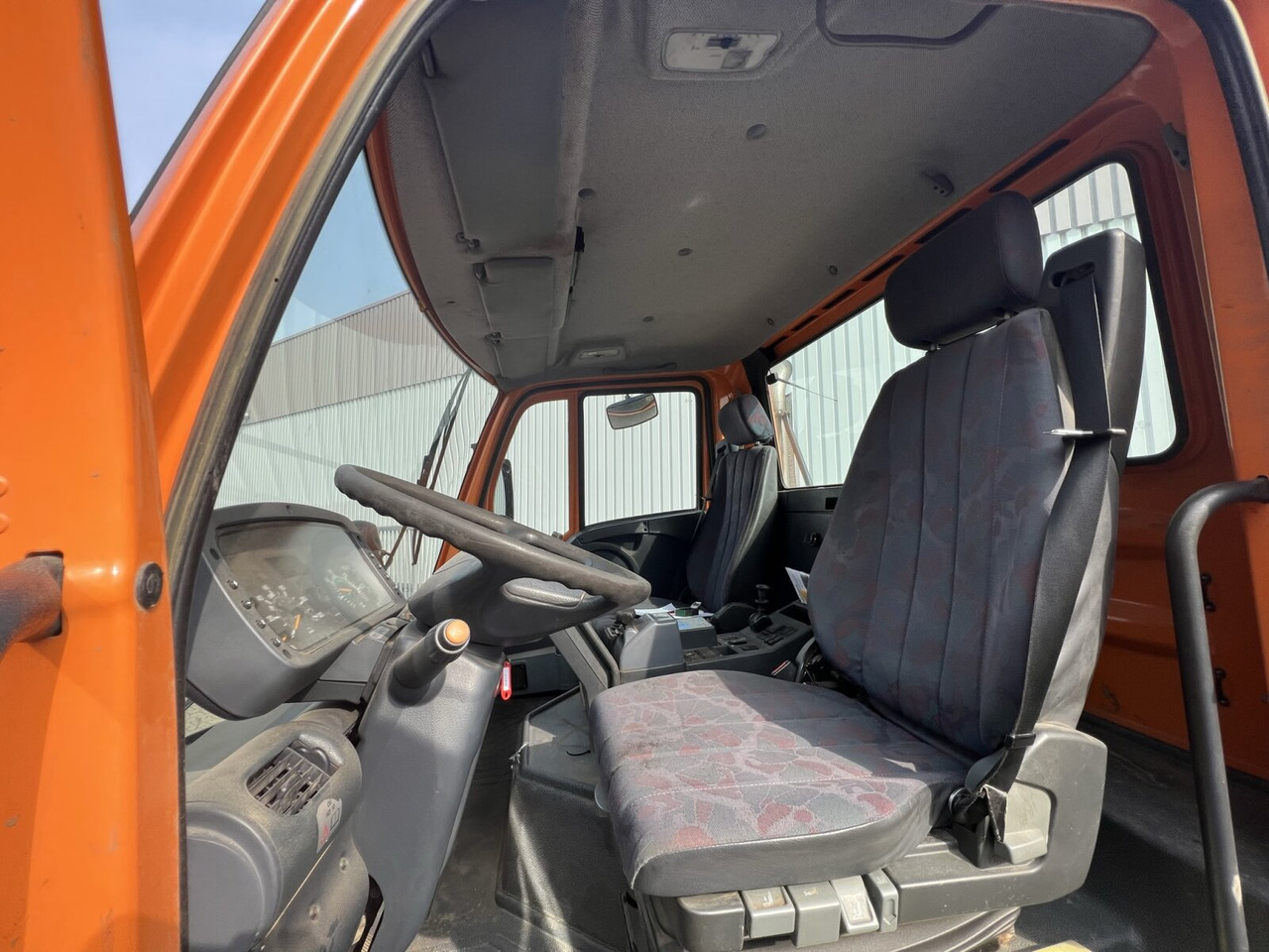 Interior photo 2: Kravas automašīna pašizgāzējs, Komunālā/ Specializētā tehnika Unimog U 300 4x4 U 300 4x4, Kipper, Kommunalhydraulik, VarioPilot, Zapfwelle