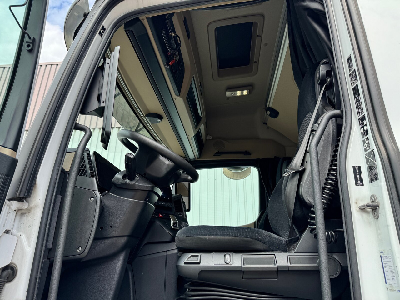 Interior photo 1: Vilcējs Mercedes-Benz Actros 1848 LS 4x2 Actros 1848 LS 4x2, Vollumer, Retarder Interior photo 1: Vilcējs Mercedes-Benz Actros 1848 LS 4x2 Actros 1848 LS 4x2, Vollumer, Retarder