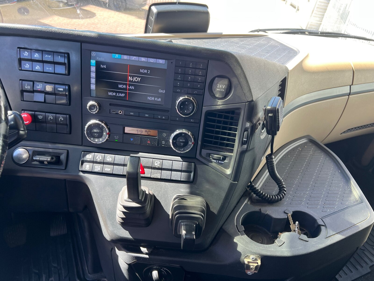 Mercedes-Benz Arocs 3358 LS 6x4 Arocs 3358 LS 6x4, Retarder, StreamSpace, Bi-Xenon, Hydraulik - Vilcējs: foto 4 Mercedes-Benz Arocs 3358 LS 6x4 Arocs 3358 LS 6x4, Retarder, StreamSpace, Bi-Xenon, Hydraulik - Vilcējs: foto 4