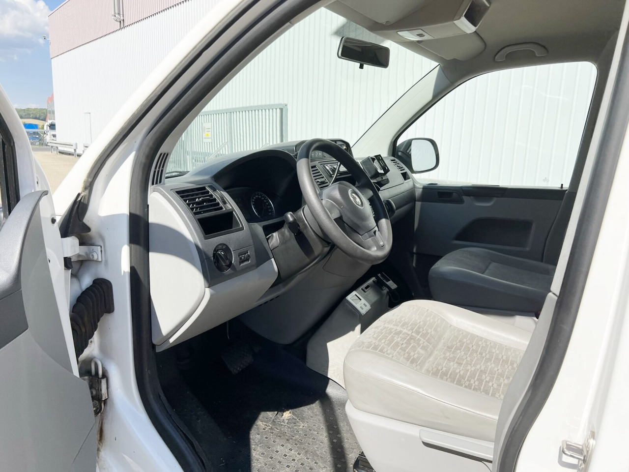 Volkswagen T5 2.0 TDI 4x2 T5 2.0 TDI 4x2, Krankenwagen - Ātrās palīdzības mašīna: foto 3 Volkswagen T5 2.0 TDI 4x2 T5 2.0 TDI 4x2, Krankenwagen - Ātrās palīdzības mašīna: foto 3