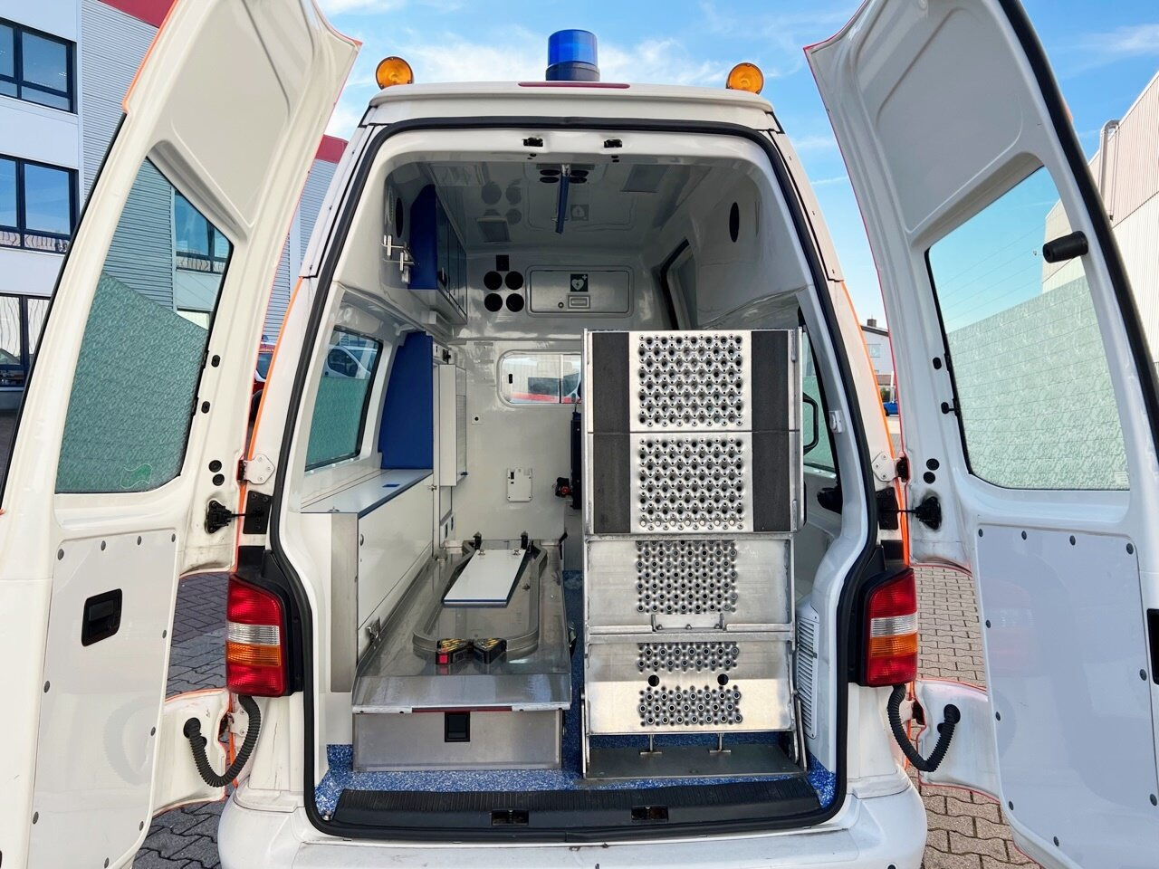 Volkswagen T5 2.5 TDI 4x2 T5 2.5 TDI 4x2, Krankenwagen - Ātrās palīdzības mašīna: foto 2 Volkswagen T5 2.5 TDI 4x2 T5 2.5 TDI 4x2, Krankenwagen - Ātrās palīdzības mašīna: foto 2