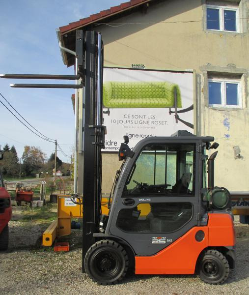 Toyota 8FGF25 - Gāzes iekrāvējs: foto 1 Toyota 8FGF25 - Gāzes iekrāvējs: foto 1