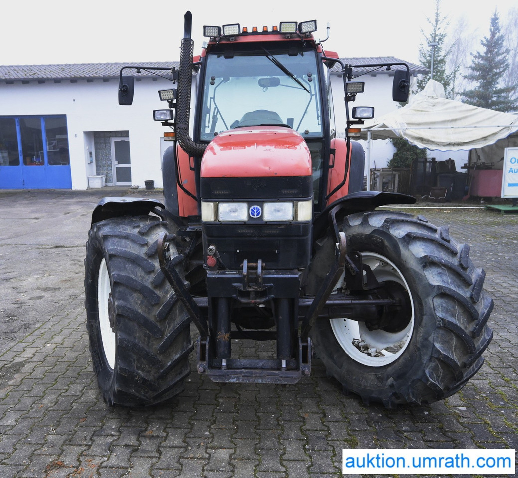 NEW HOLLAND M100 4x4 - Traktors: foto 2 NEW HOLLAND M100 4x4 - Traktors: foto 2