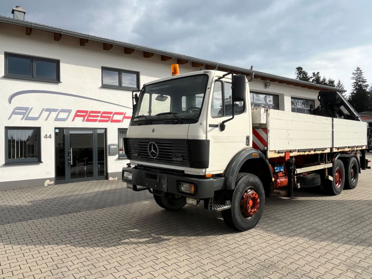 Mercedes-Benz SK 2635 6x4 V8 Pritsche mit HIAB 300-4 - Bortu kravas automašīna/ Platforma, Kravas auto ar manipulatoru: foto 2 Mercedes-Benz SK 2635 6x4 V8 Pritsche mit HIAB 300-4 - Bortu kravas automašīna/ Platforma, Kravas auto ar manipulatoru: foto 2