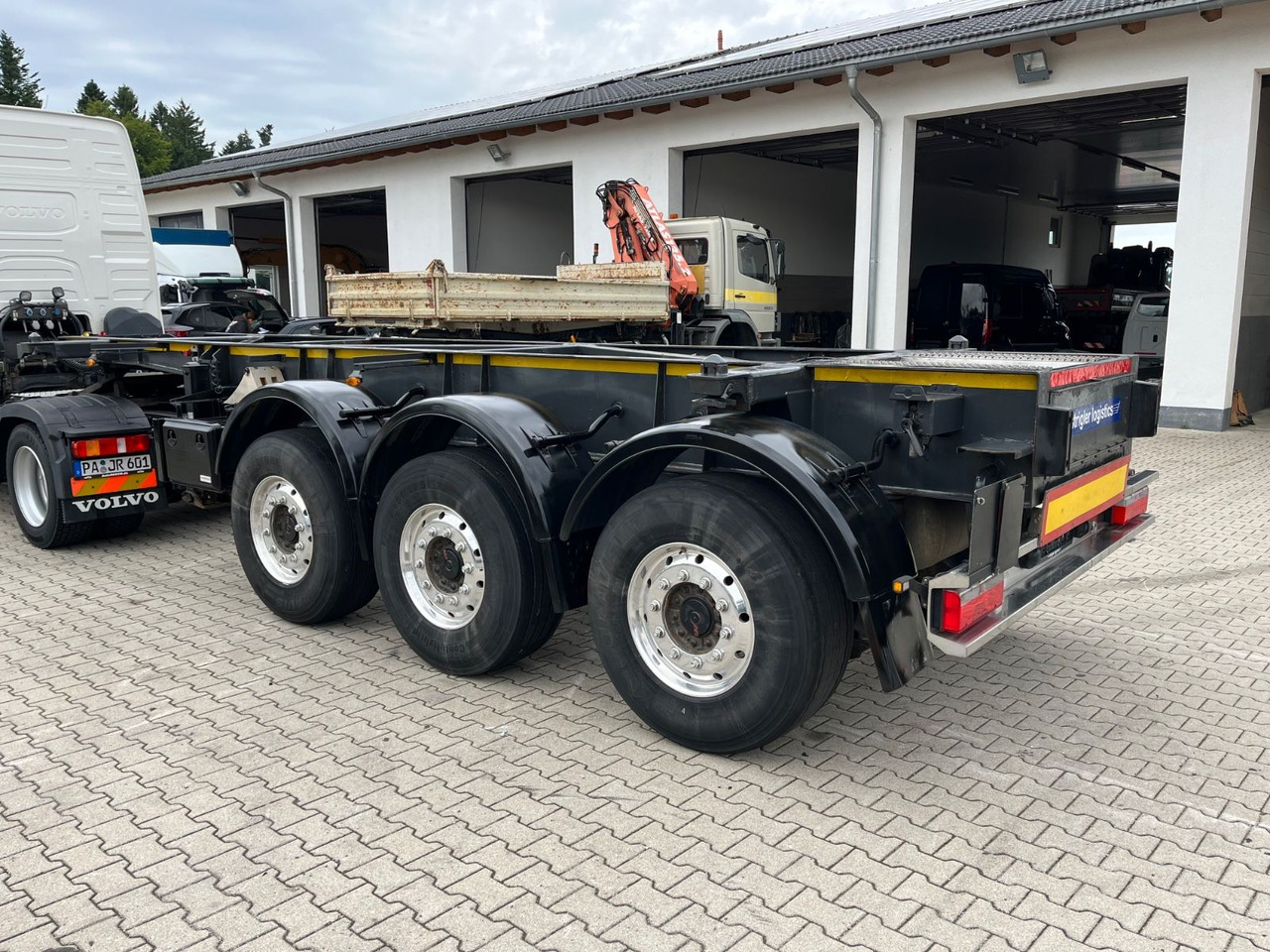 Schwarzmüller S1 R-Serie Tank Chassis ADR SAF Alufelgen - Puspiekabe noņemamā virsbūve/ Konteineru vedējs: foto 5 Schwarzmüller S1 R-Serie Tank Chassis ADR SAF Alufelgen - Puspiekabe noņemamā virsbūve/ Konteineru vedējs: foto 5