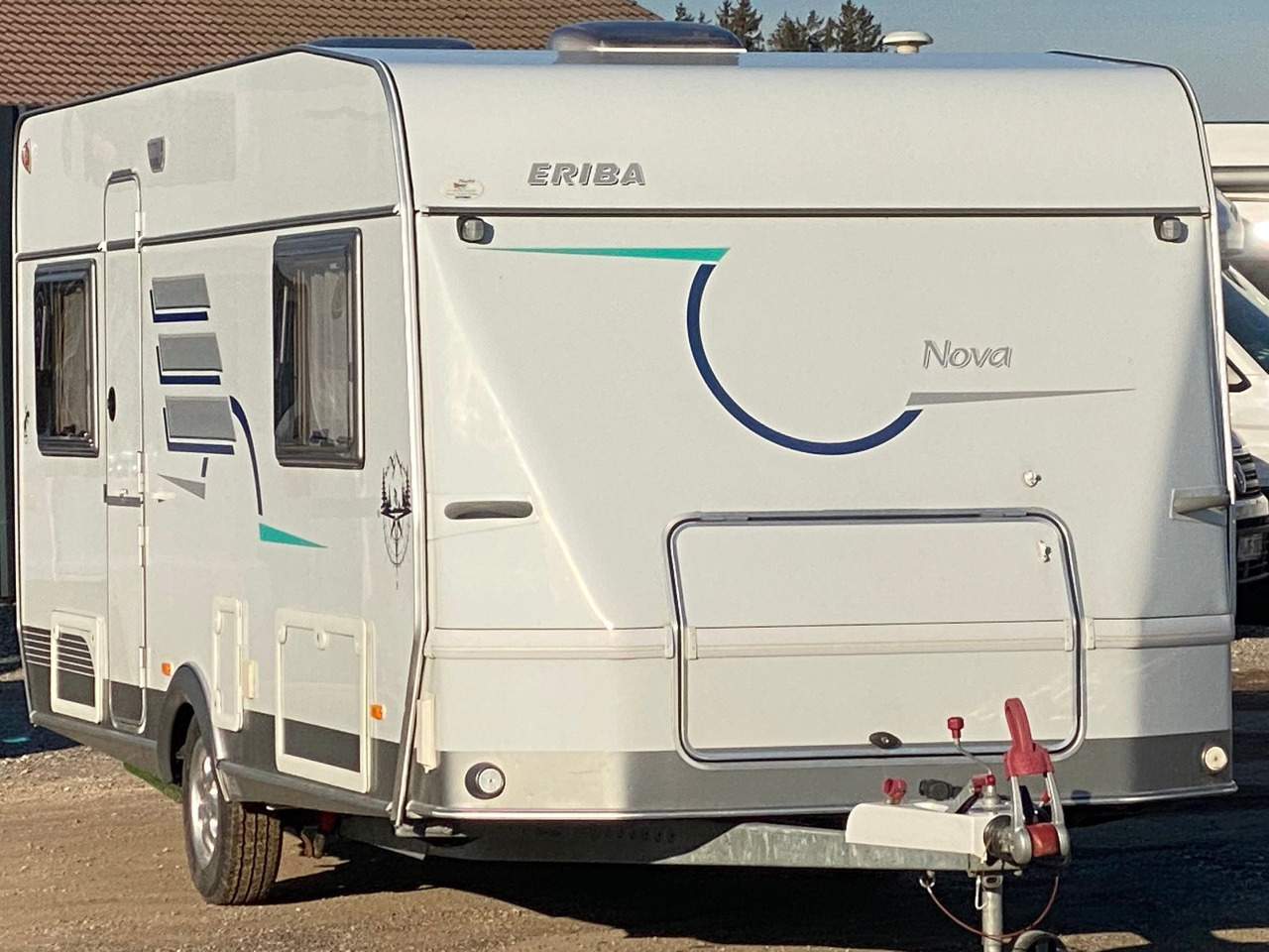 HYMER / ERIBA / HYMERCAR Nova 530 Swing mit Längsbetten und Moser, top Zu - Dzīvojamais treileris: foto 2 HYMER / ERIBA / HYMERCAR Nova 530 Swing mit Längsbetten und Moser, top Zu - Dzīvojamais treileris: foto 2