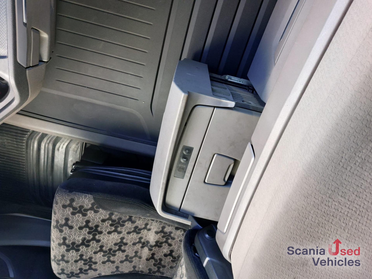 SCANIA R 410 A4x2NA Highline - Vilcējs: foto 2 SCANIA R 410 A4x2NA Highline - Vilcējs: foto 2