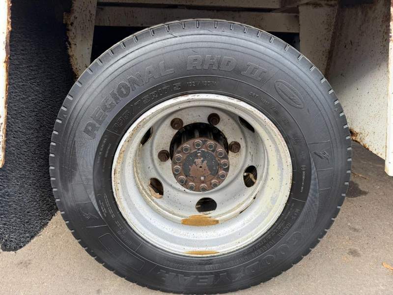 Kravas automašīna ar slēgto virsbūvi MAN 10.225 LC CLOSED BOX / KOFFER - DOKA - MANUAL GEARBOX - *344.000km* - STEEL SPRING / BLATT / LAMES - BE TRUCK: foto 18