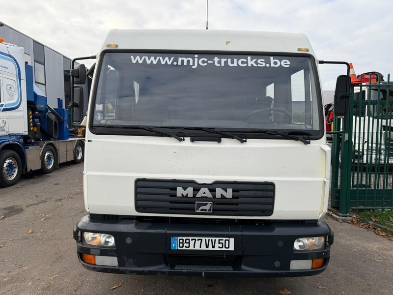 MAN 10.225 LC CLOSED BOX / KOFFER - DOKA - MANUAL GEARBOX - *344.000km* - STEEL SPRING / BLATT / LAMES - BE TRUCK - Kravas automašīna ar slēgto virsbūvi: foto 2 MAN 10.225 LC CLOSED BOX / KOFFER - DOKA - MANUAL GEARBOX - *344.000km* - STEEL SPRING / BLATT / LAMES - BE TRUCK - Kravas automašīna ar slēgto virsbūvi: foto 2