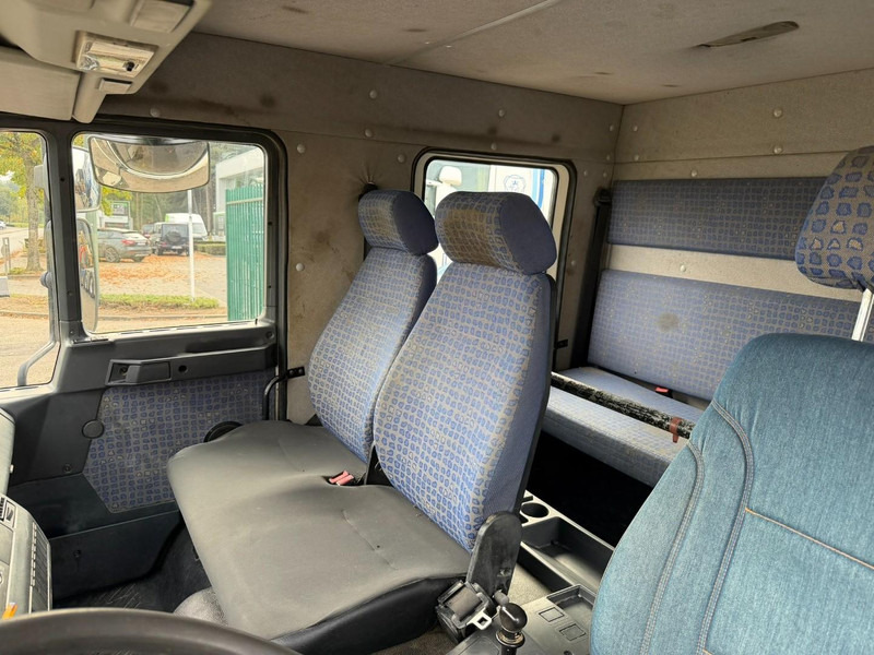 Kravas automašīna ar slēgto virsbūvi MAN 10.225 LC CLOSED BOX / KOFFER - DOKA - MANUAL GEARBOX - *344.000km* - STEEL SPRING / BLATT / LAMES - BE TRUCK: foto 9