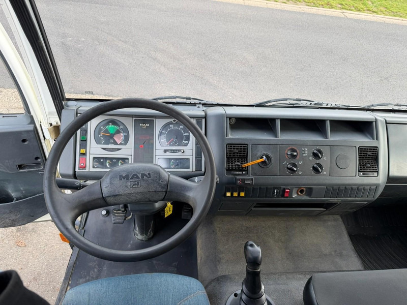 Kravas automašīna ar slēgto virsbūvi MAN 10.225 LC CLOSED BOX / KOFFER - DOKA - MANUAL GEARBOX - *344.000km* - STEEL SPRING / BLATT / LAMES - BE TRUCK: foto 15