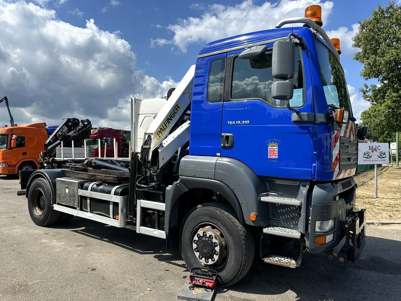 MAN TGA 18.310 4x4 HOOKLIFT + CRANE PALFINGER PK12000 - RADIO - ROTATOR - STEEL SPRING / HUB REDUCTION - MANUAL ZF - BE TRUCK - Pacēlājs ar āķi, Kravas auto ar manipulatoru: foto 2 MAN TGA 18.310 4x4 HOOKLIFT + CRANE PALFINGER PK12000 - RADIO - ROTATOR - STEEL SPRING / HUB REDUCTION - MANUAL ZF - BE TRUCK - Pacēlājs ar āķi, Kravas auto ar manipulatoru: foto 2