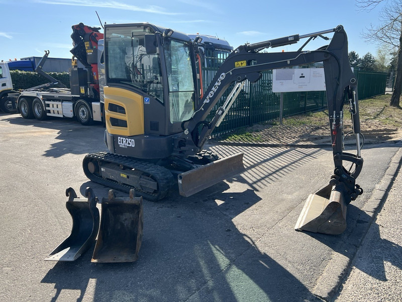 Volvo ECR25D 3 BAKKEN - 635 UREN - SLOOP + SORTEERFUNCTIE - EXTRA HYDR. LEIDINGEN - Mini-ekskavators: foto 1 Volvo ECR25D 3 BAKKEN - 635 UREN - SLOOP + SORTEERFUNCTIE - EXTRA HYDR. LEIDINGEN - Mini-ekskavators: foto 1