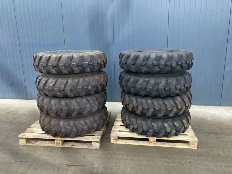 Apollo 1000 x 20 Set / 10.00 x 20: 4x2 Tyres - Riepas un diski - Celtniecības tehnika: foto 1 Apollo 1000 x 20 Set / 10.00 x 20: 4x2 Tyres - Riepas un diski - Celtniecības tehnika: foto 1