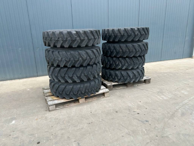 Bridgestone 1000 x 20 Set / 10.00 x 20: 4x2 Tyres - Riepas un diski - Celtniecības tehnika: foto 1 Bridgestone 1000 x 20 Set / 10.00 x 20: 4x2 Tyres - Riepas un diski - Celtniecības tehnika: foto 1