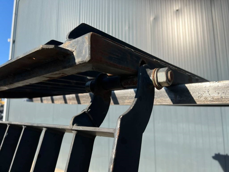 Cat 313D / M315D / 320D / 325D / 330D / 345C / 365C / - Kabīne un interjers - Celtniecības tehnika: foto 3 Cat 313D / M315D / 320D / 325D / 330D / 345C / 365C / - Kabīne un interjers - Celtniecības tehnika: foto 3