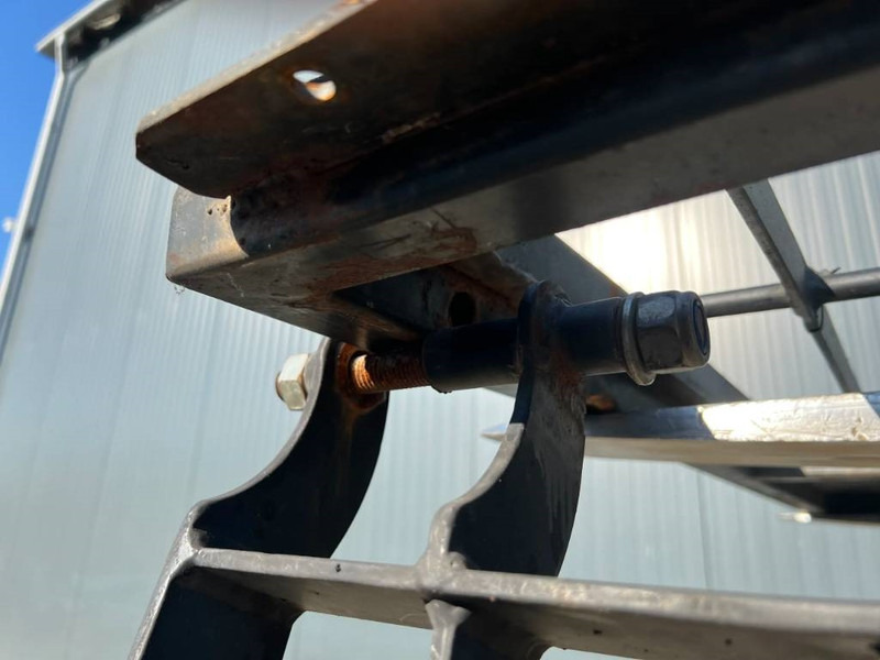 Cat 313D / M315D / 320D / 325D / 330D / 345C / 365C / - Kabīne un interjers - Celtniecības tehnika: foto 4 Cat 313D / M315D / 320D / 325D / 330D / 345C / 365C / - Kabīne un interjers - Celtniecības tehnika: foto 4