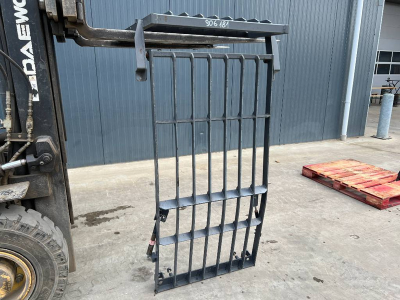 Doosan DX180 / DX225 - Kabīne un interjers - Celtniecības tehnika: foto 1 Doosan DX180 / DX225 - Kabīne un interjers - Celtniecības tehnika: foto 1