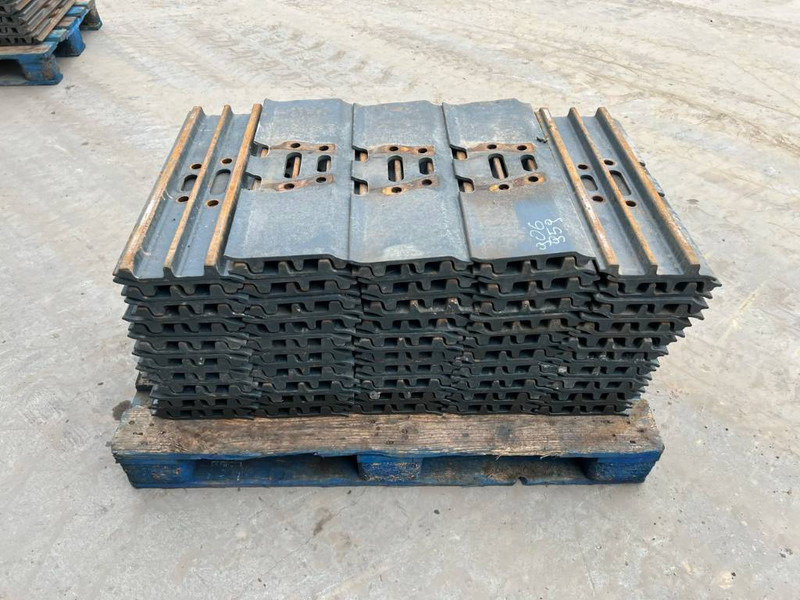 Hyundai R210 / R215 / R220 Shoes 3 Grouser 600mm - Rāmis/ Šasija - Celtniecības tehnika: foto 3 Hyundai R210 / R215 / R220 Shoes 3 Grouser 600mm - Rāmis/ Šasija - Celtniecības tehnika: foto 3