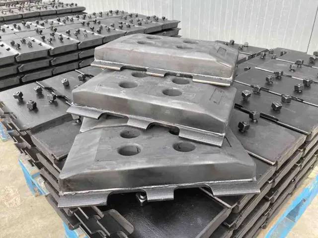 Volvo Rubber Asphalt Pads - Rāmis/ Šasija - Celtniecības tehnika: foto 1 Volvo Rubber Asphalt Pads - Rāmis/ Šasija - Celtniecības tehnika: foto 1