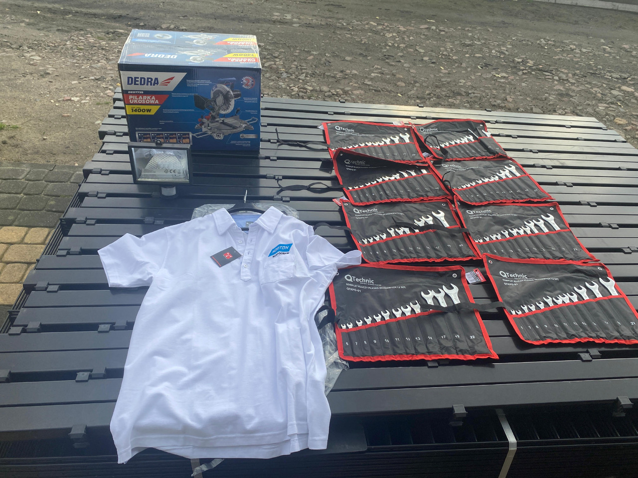 Norton, Dedra ukośnica, zestaw kluczy, lampa z czujnikiem, koszulka Polo - Citas iekārtas: foto 1 Norton, Dedra ukośnica, zestaw kluczy, lampa z czujnikiem, koszulka Polo - Citas iekārtas: foto 1