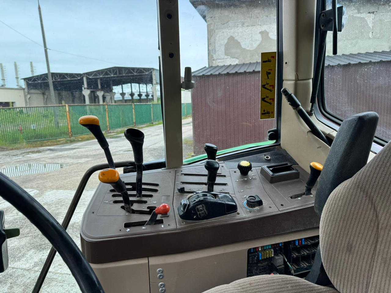 JOHN DEERE 6110 - Traktors: foto 4 JOHN DEERE 6110 - Traktors: foto 4