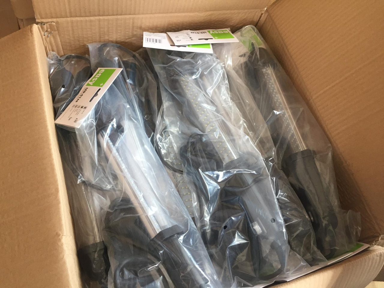 Lampa warsztatowa na 5 metrowym przewodzie zasilającym - Garāžu aprīkojums: foto 5 Lampa warsztatowa na 5 metrowym przewodzie zasilającym - Garāžu aprīkojums: foto 5