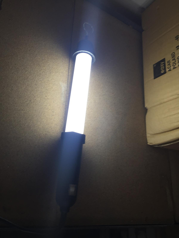 Lampa warsztatowa na 5 metrowym przewodzie zasilającym - Garāžu aprīkojums: foto 3 Lampa warsztatowa na 5 metrowym przewodzie zasilającym - Garāžu aprīkojums: foto 3