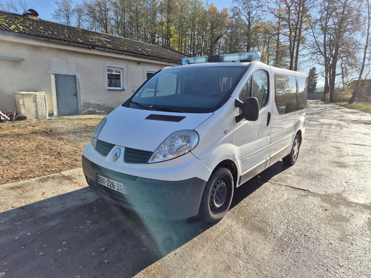 RENAULT Trafic 2.0 dCi 115 KM - Ātrās palīdzības mašīna: foto 3 RENAULT Trafic 2.0 dCi 115 KM - Ātrās palīdzības mašīna: foto 3