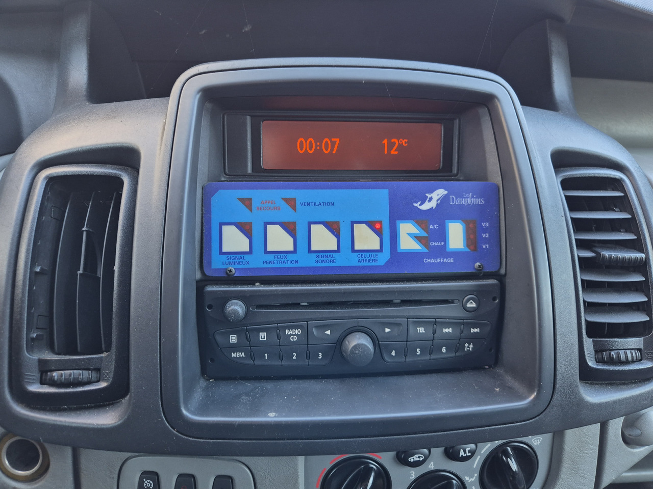 RENAULT Trafic 2.0 dCi 115 KM - Ātrās palīdzības mašīna: foto 3 RENAULT Trafic 2.0 dCi 115 KM - Ātrās palīdzības mašīna: foto 3