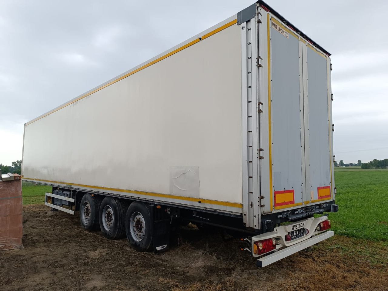 Wielton NS34FT - Puspiekabe slēgtā virsbūve: foto 2 Wielton NS34FT - Puspiekabe slēgtā virsbūve: foto 2