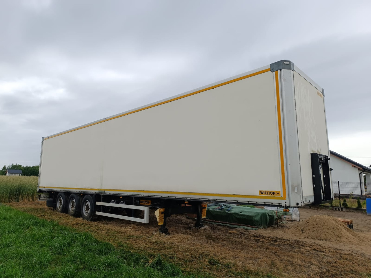 Wielton NS34FT - Puspiekabe slēgtā virsbūve: foto 1 Wielton NS34FT - Puspiekabe slēgtā virsbūve: foto 1