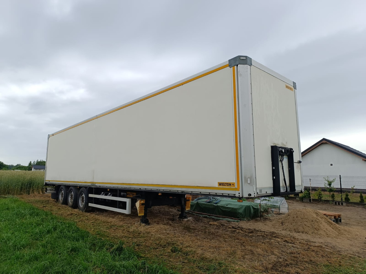 Wielton NS34FT - Puspiekabe slēgtā virsbūve: foto 5 Wielton NS34FT - Puspiekabe slēgtā virsbūve: foto 5