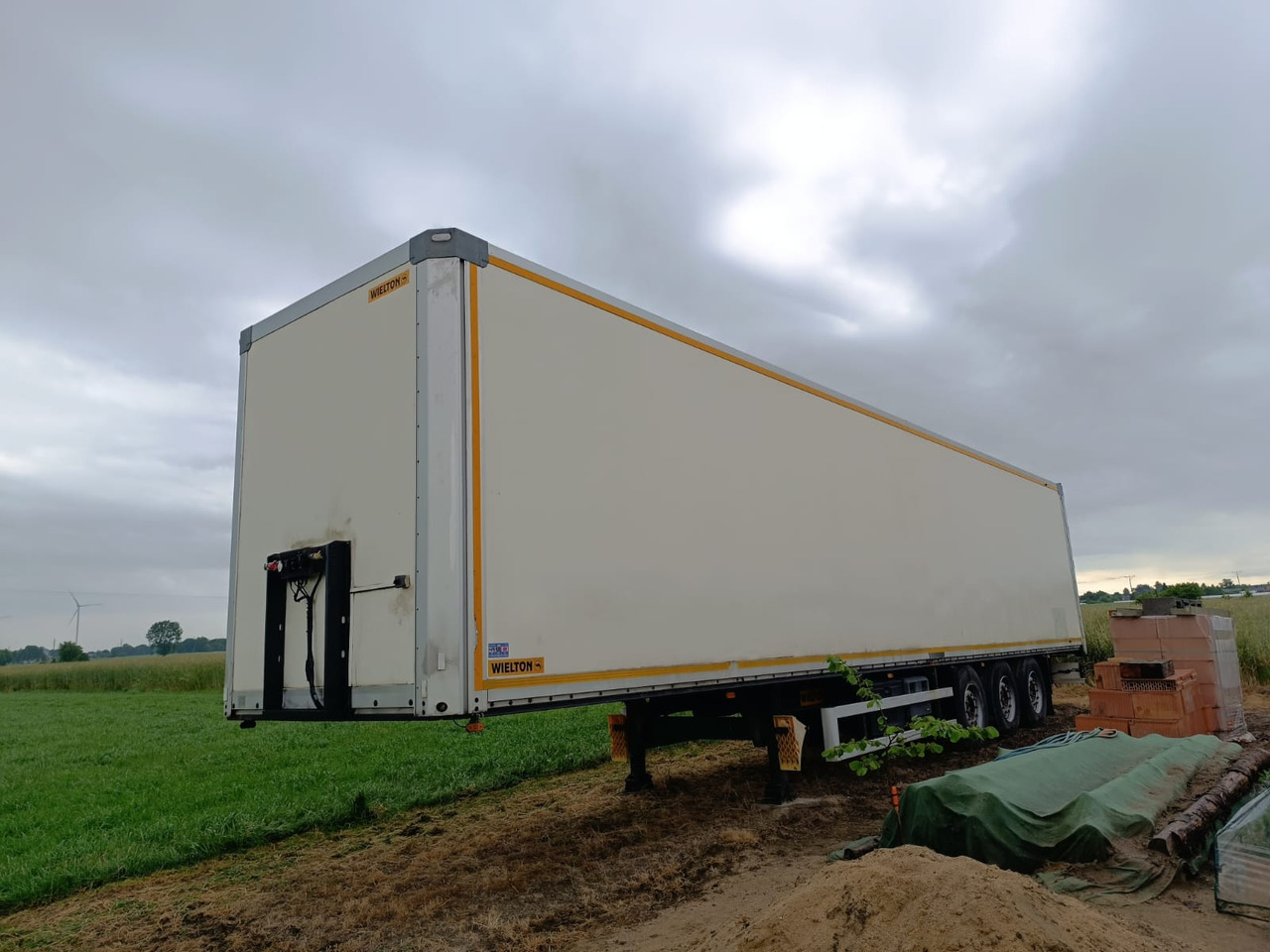 Wielton NS34FT - Puspiekabe slēgtā virsbūve: foto 4 Wielton NS34FT - Puspiekabe slēgtā virsbūve: foto 4