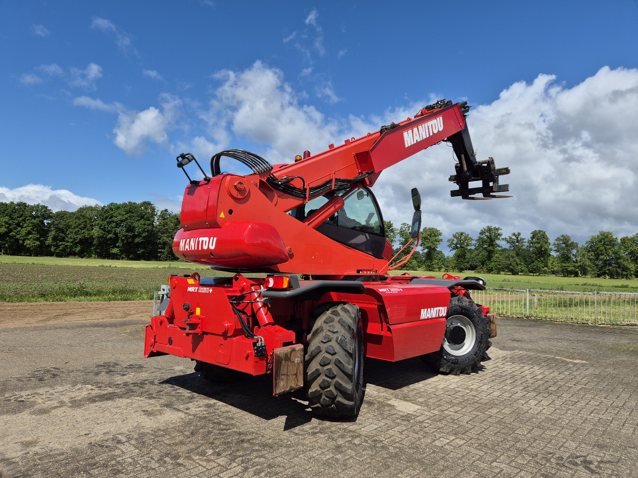 Teleskopiskais iekrāvējs Manitou MRT 2150 plus privilege: foto 7