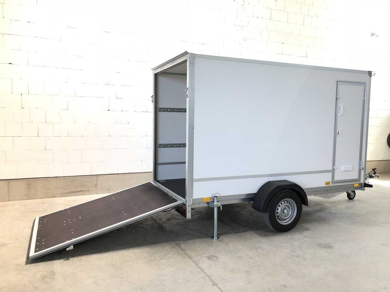 BLYSS F1330HD Rampe Tür Kofferanhänger - Piekabe slēgtā virsbūve: foto 3 BLYSS F1330HD Rampe Tür Kofferanhänger - Piekabe slēgtā virsbūve: foto 3