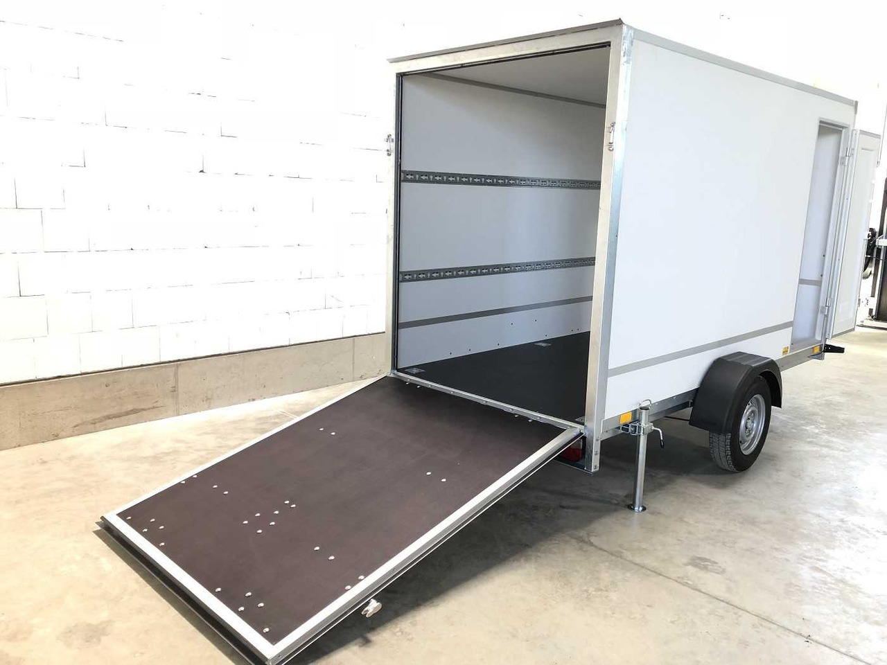 BLYSS F1330HD Rampe Tür Kofferanhänger - Piekabe slēgtā virsbūve: foto 4 BLYSS F1330HD Rampe Tür Kofferanhänger - Piekabe slēgtā virsbūve: foto 4