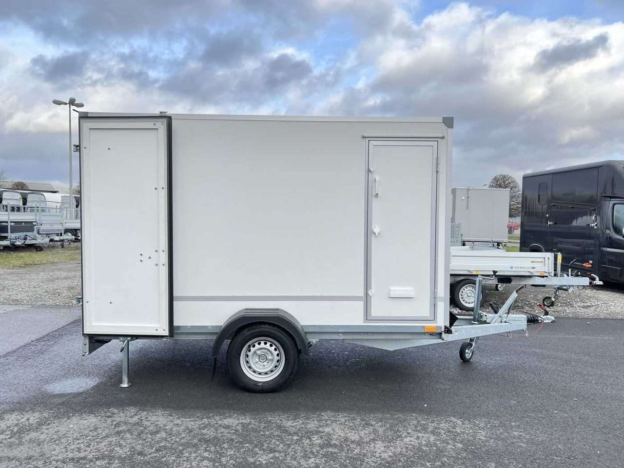 BLYSS F1330HD Seitentür Kofferanhänger - Piekabe slēgtā virsbūve: foto 2 BLYSS F1330HD Seitentür Kofferanhänger - Piekabe slēgtā virsbūve: foto 2
