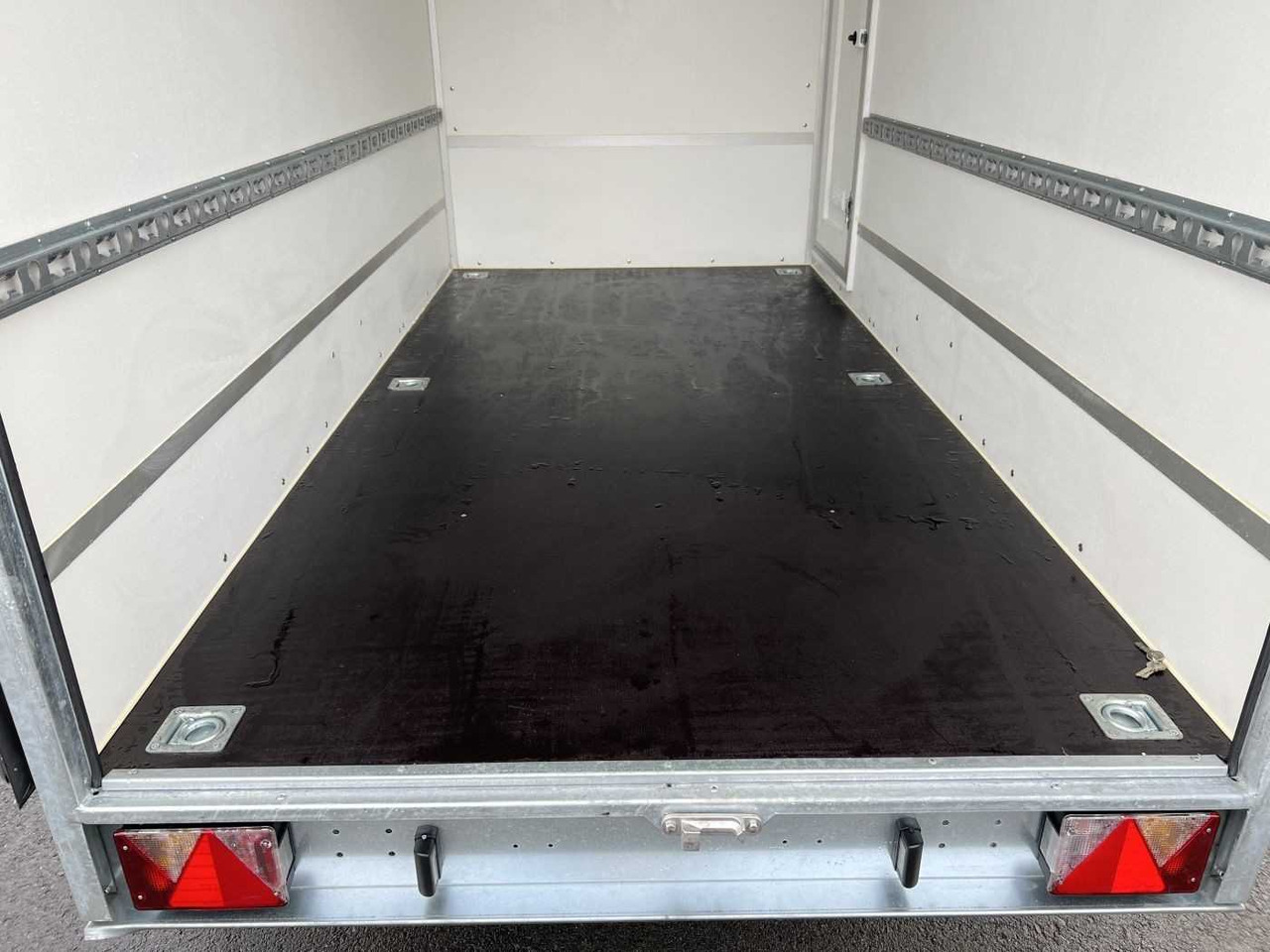 BLYSS F1330HD Seitentür Kofferanhänger - Piekabe slēgtā virsbūve: foto 5 BLYSS F1330HD Seitentür Kofferanhänger - Piekabe slēgtā virsbūve: foto 5