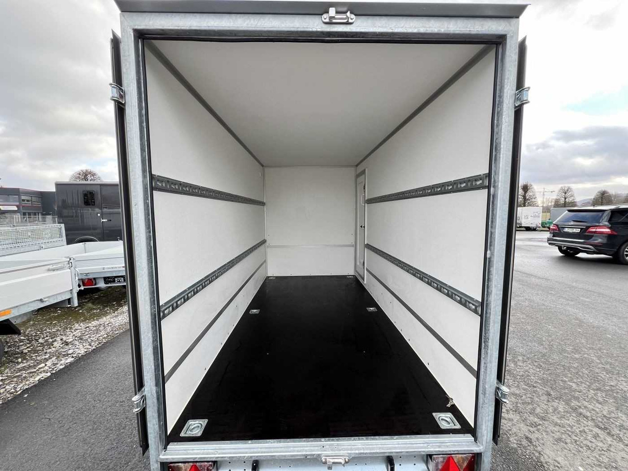 BLYSS F1330HD Seitentür Kofferanhänger - Piekabe slēgtā virsbūve: foto 4 BLYSS F1330HD Seitentür Kofferanhänger - Piekabe slēgtā virsbūve: foto 4