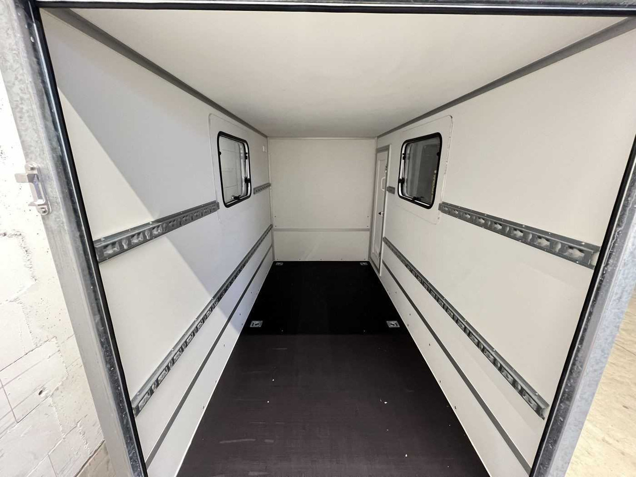 BLYSS F2030HTD Rampe Tür 2 Fenster Kofferanhänger - Motocikla piekabe: foto 4 BLYSS F2030HTD Rampe Tür 2 Fenster Kofferanhänger - Motocikla piekabe: foto 4