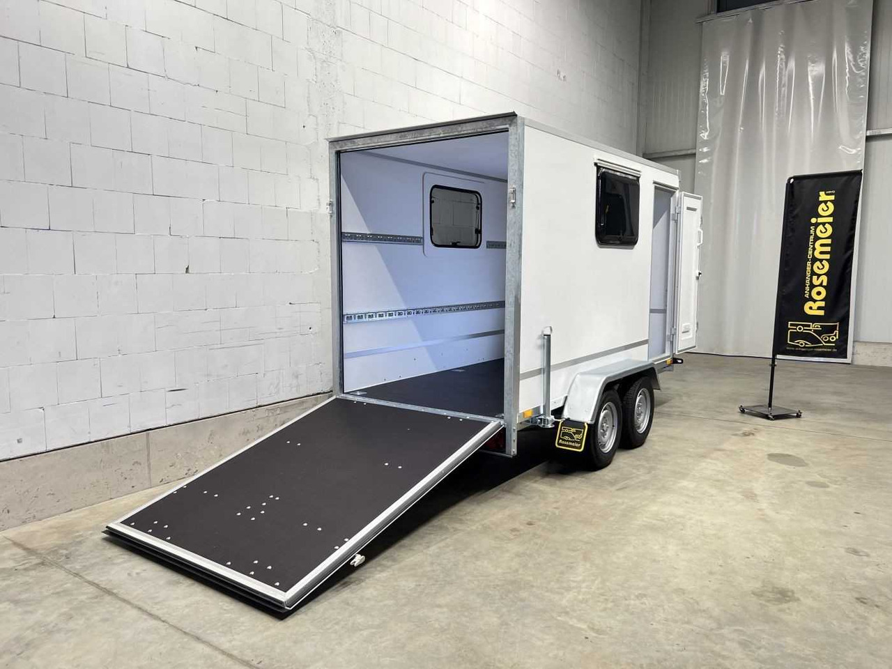 BLYSS F2030HTD Rampe Tür 2 Fenster Kofferanhänger - Motocikla piekabe: foto 2 BLYSS F2030HTD Rampe Tür 2 Fenster Kofferanhänger - Motocikla piekabe: foto 2