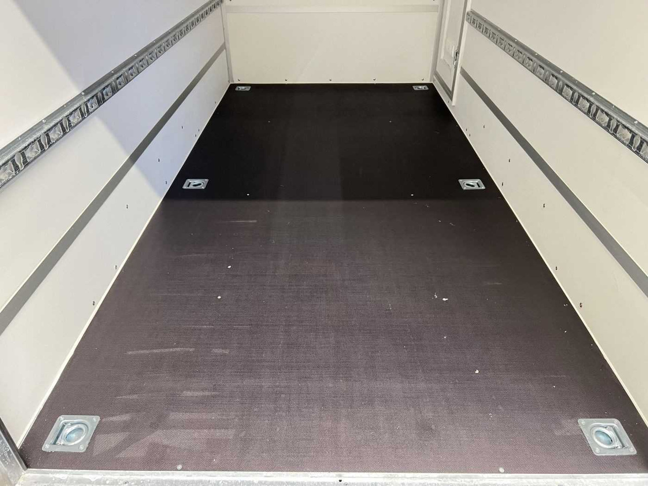 BLYSS F2030HTD Rampe Tür 2 Fenster Kofferanhänger - Motocikla piekabe: foto 5 BLYSS F2030HTD Rampe Tür 2 Fenster Kofferanhänger - Motocikla piekabe: foto 5